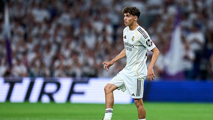 MADRID, SPAIN - MAY 23: Thiago Pitarch of Real Madrid CF bcontrols a ball during the LaLiga EA Sports match between Real Madrid CF and Athletic Club at Estadio Santiago Bernabeu on May 23, 2026 in Madrid, Spain. (Photo by Diego Souto/Getty Images) Fiorentina, doppio asse con il Real: piace anche il baby talento Pitarch - immagine 1