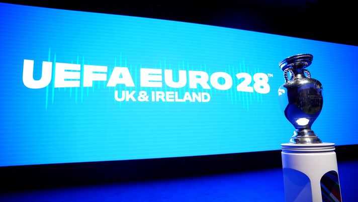 LONDON, ENGLAND - NOVEMBER 12: A general view of the The EURO trophy: Henri Delaunay Cup, ahead of the UEFA EURO 2028 launch at Below The Lights, Piccadilly Circus on November 12, 2025 in London, England. UEFA EURO 2028 will take place in the UK and Republic of Ireland. Nine stadiums will host matches, including Wembley, Hampden Park, Dublin Arena and the National Stadium of Wales. (Photo by James Manning - WPA Pool/Getty Images) Euro 2028, l’Inghilterra “in viaggio” nel Regno Unito: niente Wembley fino alla possibile semifinale - immagine 1