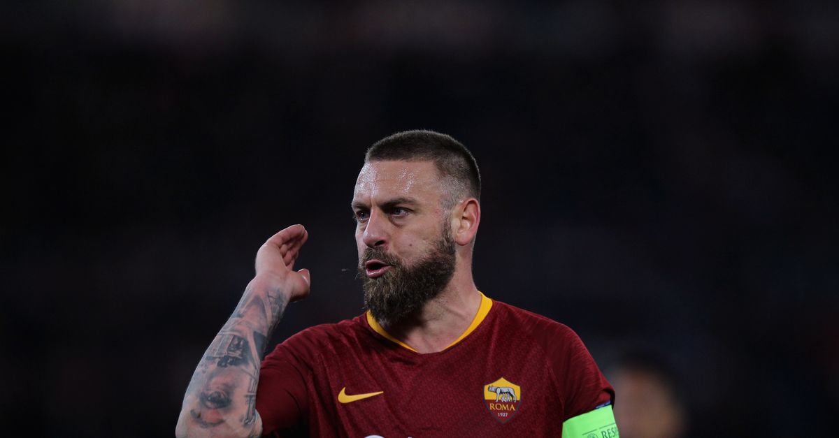 De Rossi: “Lucca? Giocatore forte e giovane. Caratterizza l’attacco quando…” De Rossi: “Lucca? Giocatore forte e giovane. Caratterizza l’attacco quando…”