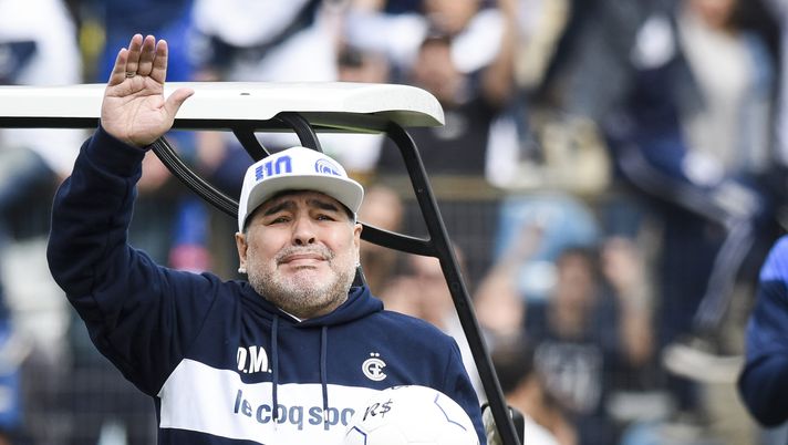 Diego Armando Maradona saluta i tifosi durante la sua presentazione come nuovo allenatore del Gimnasia y Esgrima La Plata allo stadio Juan Carmelo Zerillo l'8 settembre 2019 a La Plata, Argentina. (Foto di Marcelo Endelli/Getty Images) Morte Maradona, il nuovo tribunale argentino respinge la richiesta di ricusazione dei giudici - immagine 1