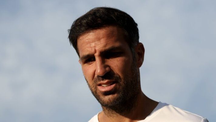 COMO, ITALY - JULY 18: Head coach Como Cesc Fabregas looks on during the friendly match between Como and Lille at Giuseppe Sinigaglia Stadium on July 18, 2025 in Como, Italy. (Photo by Claudio Villa/Getty Images) Romano – Como, accordo raggiunto con Tornqvist per la porta. Ma può arrivare a gennaio se… - immagine 1