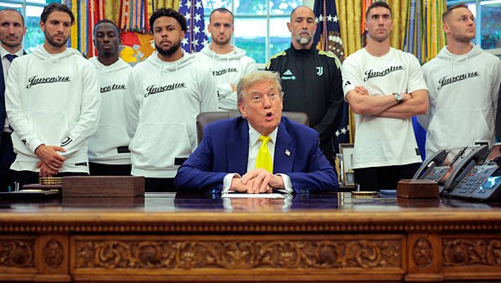 WASHINGTON, DC - JUNE 18: U.S. President Donald Trump delivers remarks as he hosts Juventus FC, an Italian professional soccer team, in the Oval Office at the White House on June 18, 2025 in Washington, DC. The U.S. is hosting the FIFA Club World Cup, an international soccer tournament organized by FIFA featuring club teams from around the world. (Photo by Chip Somodevilla/Getty Images) I retroscena della Juventus in visita da Trump tra facce imbarazzate e domande scomode - immagine 1