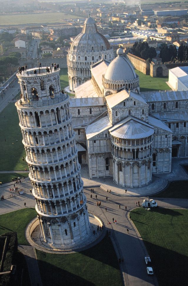 391179 01: Foto dall'alto di Piazza dei Miracoli (Photo by Getty Images) La Torre pende, il Duomo svetta: Milan-Pisa e la sfida architettonica- immagine 3