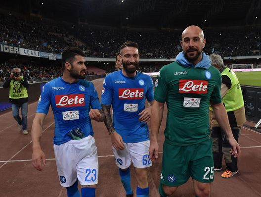 NAPOLI, ITALIA - 18 APRILE: Elseid Hysaj, Lorenzo Tonelli e Pepe Reina. (Photo by Giuseppe Bellini/Getty Images) Como, Pepe Reina appende i guantoni al chiodo: per lui un futuro come allenatore- immagine 3