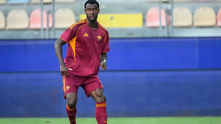 Ndicka, colloquio con collaboratori del Neom. Poi lo scambio di maglia con Zeze - immagine 1