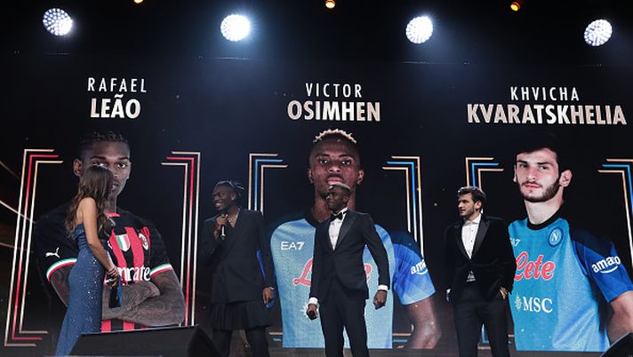 MILAN, ITALY - DECEMBER 04: Rafael Leao of AC Milan,Victor Osimhen and Khvicha Kvaratskhelia of SSC Napoli attend the AIC Oscar del Calcio Awards on December 04, 2023 in Milan, Italy. (Photo by AC Milan/AC Milan via Getty Images)  C’era una volta il confronto-duello fra Leao e Kvara… - immagine 1