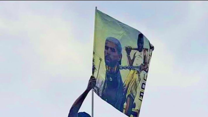 Striscione su Hernandez: la FIGC apre fascicolo. Dumfries: “Io non intelligente” - immagine 1