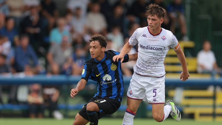 MILAN, ITALY - SEPTEMBER 16: Christian Biagetti of ACF Fiorentina tussles with Daniele Quieto of Internazionale during the Primavera 1 match between FC Internazionale and ACF Fiorentina at Konami Youth Development Center on September 16, 2023 in Milan, Italy. (Photo by FC Internazionale/Inter via Getty Images) Biagetti