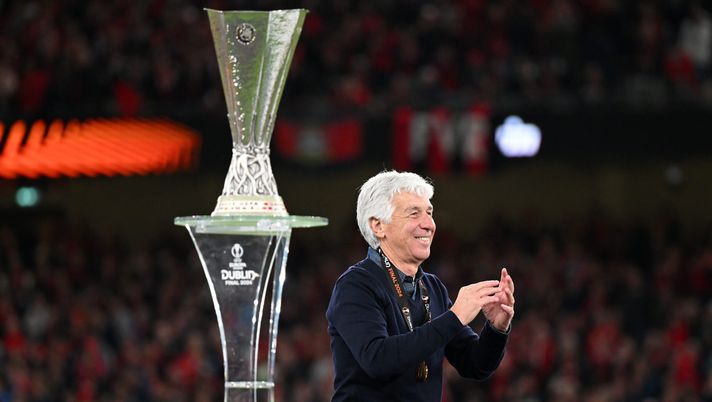 DUBLIN, IRELAND - MAY 22: Gian Piero Gasperini, Head Coach of Atalanta BC, walks past the UEFA Europa League Trophy after collecting his winners medal after defeating Bayer 04 Leverkusen during the UEFA Europa League 2023/24 final match between Atalanta BC and Bayer 04 Leverkusen at Dublin Arena on May 22, 2024 in Dublin, Ireland. (Photo by Michael Regan/Getty Images) FOTO Come giocherebbe il Napoli di Gasperini? Un tifoso ipotizza un 11 sa sogno! - immagine 1