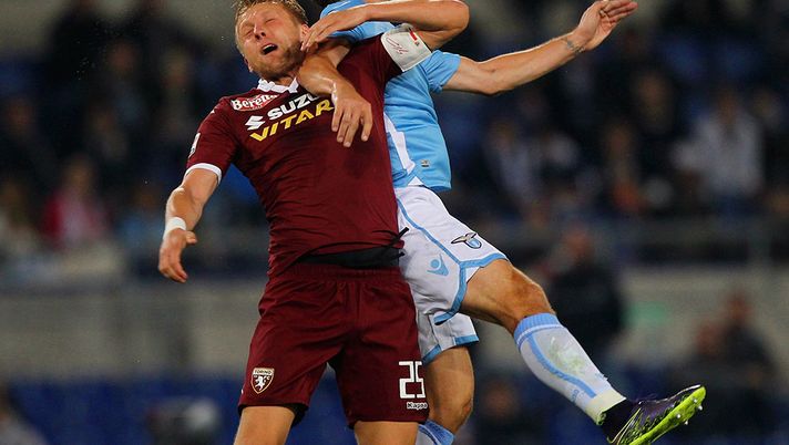 Glik in contrasto con Klose corner