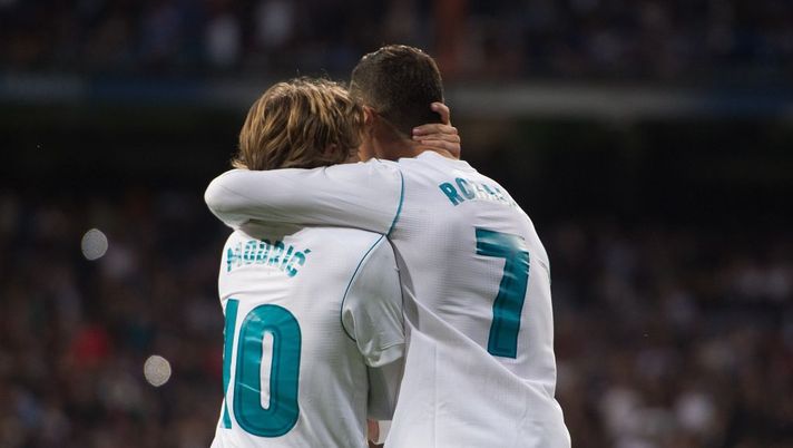 MADRID, SPAIN - NOVEMBER 25: Cristiano Ronaldo of Real Madrid CF celebrates with Luka Modric after scoring his team's 3rd goal from a penalty rebound during the La Liga match between Real Madrid and Malaga at Estadio Santiago Bernabeu on November 25, 2017 in Madrid, Spain. (Photo by Denis Doyle/Getty Images) luka-modric-e-la-classifica-dei-quarantenni-più-preziosi-secondo-solo-a-cristiano-ronaldo-curiosità-milan-paolo-maldini-zlatan-ibrahimovic
