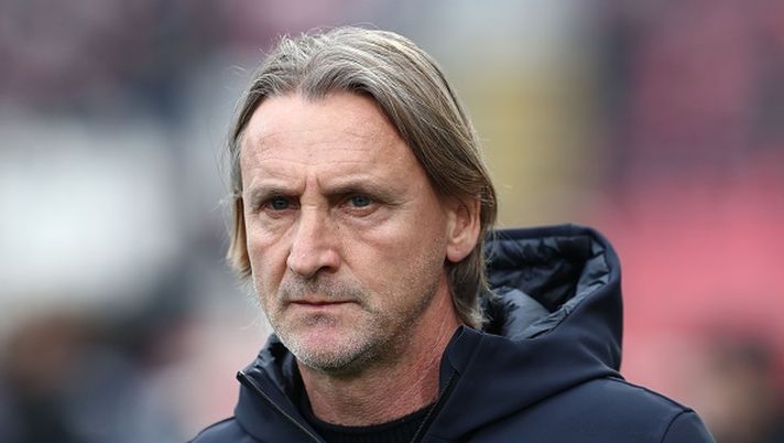 MONZA, ITALY - JANUARY 05: Cagliari Calcio head coach Davide Nicola looks on before the Serie A match between AC Monza and Cagliari Calcio at U-Power Stadium on January 05, 2025 in Monza, Italy. (Photo by Marco Luzzani/Getty Images)  Cagliari, Nicola: “Milan? Gli esami non finiscono mai. Luvumbo non c’è, su Mina vediamo” - immagine 1
