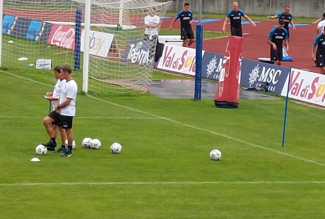 Garcia a colloquio con un collaboratore durante l'allenamento
