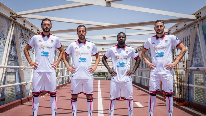 Cagliari, ecco la seconda maglia: si ispira a quella della stagione 1993/94 - immagine 1