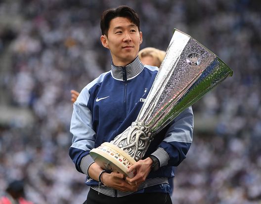 LONDRA, INGHILTERRA- 25 MAGGIO: Son Heung-Min mostra il trofeo vinto ai suoi tifosi dopo la finale col Manchester United (Foto di Mike Hewitt/Getty Images) Son ammette: “La MLS non era la mia prima scelta ma adesso sono qui”- immagine 2