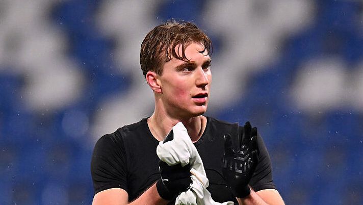 SASSUOLO, ITALY - NOVEMBER 24: Kristian Thorstvedt of Sassuolo acknowledges the fans following the Serie A match between US Sassuolo Calcio and Pisa SC at Mapei Stadium Citta del Tricolore on November 24, 2025 in Sassuolo, Italy. (Photo by Alessandro Sabattini/Getty Images) Non solo Thorstvedt: ecco i 15 diffidati in Serie A, con un giallo saltano la 16a giornata - immagine 1
