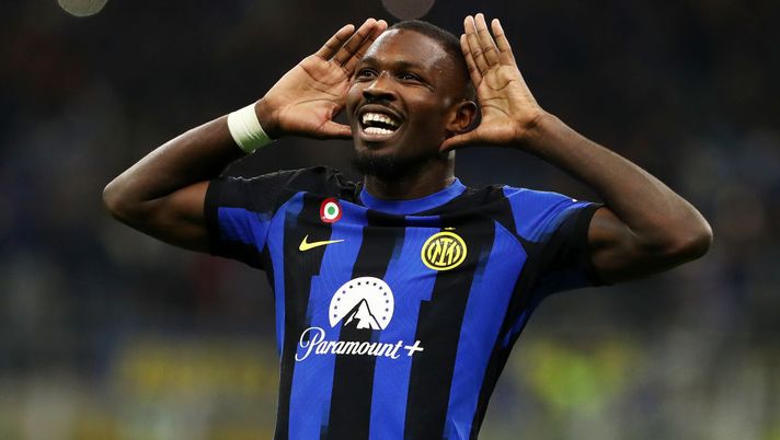 MILAN, ITALY - OCTOBER 29: Marcus Thuram of FC Internazionale celebrates after scoring the team's first goal during the Serie A TIM match between FC Internazionale and AS Roma at Stadio Giuseppe Meazza on October 29, 2023 in Milan, Italy. (Photo by Marco Luzzani/Getty Images) Il sostituto - immagine 1