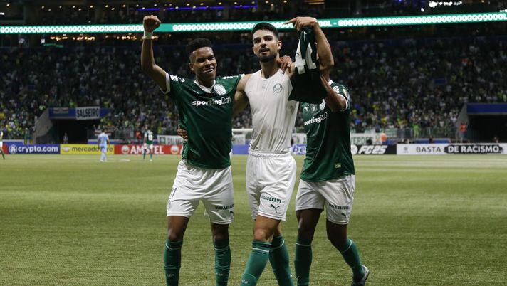 José Manuel López di Palmeiras festeggia con il compagno di squadra Estevao Willian dopo aver segnato il secondo gol della sua squadra durante la partita del Gruppo G della Copa CONMEBOL Libertadores 2025 tra Palmeiras e Sporting Cristal all'Allianz Parque il 28 maggio 2025 a San Paolo, Brasile. (Foto di Miguel Schincariol/Getty Images) Mondiale per Club, Palmeiras e Chelsea si giocano l’accesso in semifinale: il pronostico DDD - immagine 1