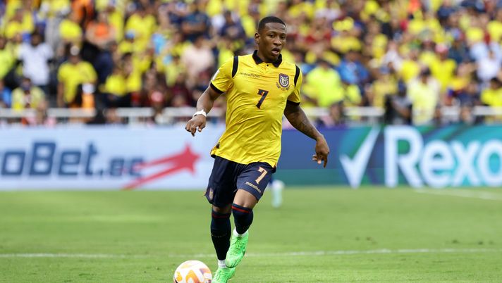 QUITO, ECUADOR - MARCH 21: Pervis Estupiñán of Ecuador controls the ball during the South American FIFA World Cup 2026 Qualifier match between Ecuador and Venezuela at Rodrigo Paz Delgado Stadium on March 21, 2025 in Quito, Ecuador. (Photo by Franklin Jacome/Getty Images)  estupinan-primo-ecuadoriano-milan-trattativa-calciomercato-precedente-sfiorato-aguinaga