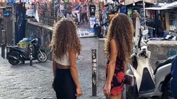 Le gemelle palleggiano col murale di Maradona: il video da brividi!