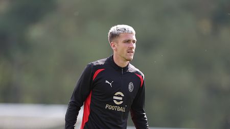 CAIRATE, ITALY - AUGUST 27: Alexis Saelemaekers of AC Milan in action during a AC Milan training session at Milanello on August 27, 2024 in Cairate, Italy. (Photo by Claudio Villa/AC Milan via Getty Images) Saelemaekers