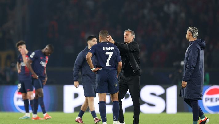 PARIS, FRANCE - MAY 07: Kylian Mbappe of Paris Saint-Germain is consoled by Luis Enrique, Head Coach of Paris Saint-Germain, after defeat to Borussia Dortmund during the UEFA Champions League semi-final second leg match between Paris Saint-Germain and Borussia Dortmund at Parc des Princes on May 07, 2024 in Paris, France. (Photo by Richard Heathcote/Getty Images) Bonsoir tristesse - immagine 1