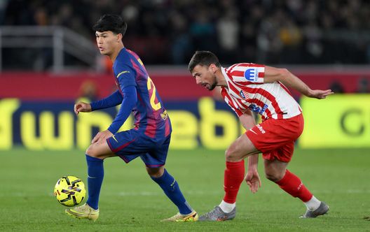 BARCELLONA, SPAGNA - 2 DICEMBRE: Dro Fernandez dell'FC Barcelona corre con la palla di Clement Lenglet dell'Atletico de Madrid durante la partita LaLiga EA Sports tra l'FC Barcelona e l'Atletico de Madrid allo Spotify Camp Nou il 2 dicembre 2025 a Barcellona, Spagna. (Photo by David Ramos/Getty Images) Laporta attacca Ivan De La Peña: “Il trasferimento di Dro una pugnalata alle spalle”- immagine 2