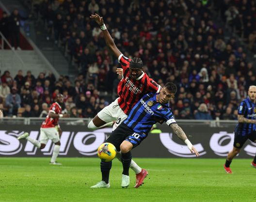 Tammy Abraham a duello con Lautaro Martinez nel corso del derby di San Siro tra Milan e Inter (Foto di Claudio Villa/ AC Milan via Getty Images) Super Reijnders, Tomori-Pavlovic da 7, De Vrij eroico: le pagelle di Milan-Inter- immagine 4