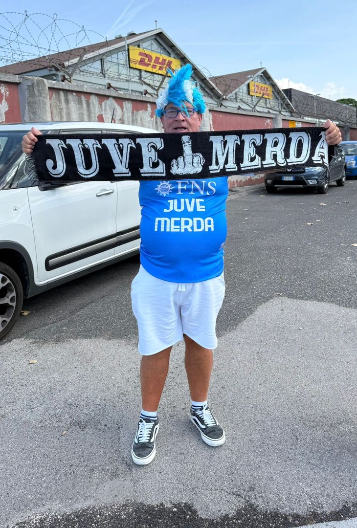 Tifosi scatenati a Capodichino! Ecco come accolgono il Napoli – GALLERY - immagine 2