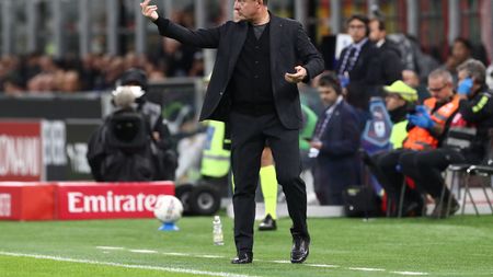 MILAN, ITALY - OCTOBER 19: Udinese Calcio head coach Kosta Runjaic issues instructions to his players during the Serie A match between AC Milan and Udinese Calcio at Stadio Giuseppe Meazza on October 19, 2024 in Milan, Italy. (Photo by Marco Luzzani/Getty Images)