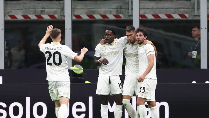 MILAN, ITALY - OCTOBER 24: M'Bala Nzola of Pisa SC celebrates scoring his team's second goal with teammates during the Serie A match between AC Milan and Pisa SC at Giuseppe Meazza Stadium on October 24, 2025 in Milan, Italy. (Photo by Marco Luzzani/Getty Images) Perché il Pisa si può permettere le due punte e la Fiorentina no? - immagine 1