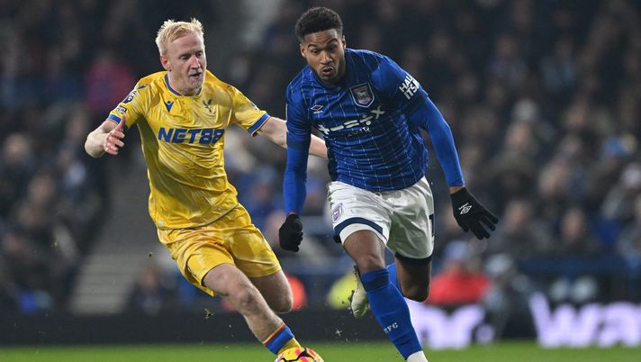 IPSWICH, ENGLAND - DECEMBER 03: Jens Cajuste of Ipswich Town runs with the ball under pressure from Will Hughes of Crystal Palace during the Premier League match between Ipswich Town FC and Crystal Palace FC at Portman Road on December 03, 2024 in Ipswich, England. (Photo by Shaun Botterill/Getty Images) Cajuste, da panchinaro al Napoli a top player in Premier: il premio vinto - immagine 1