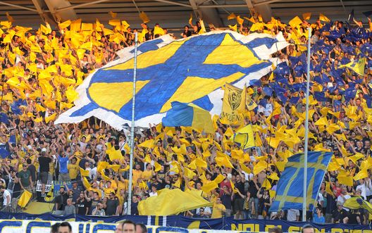 Tifosi del Modena durante la partita dei playoff di Serie B tra Modena e Cesena allo stadio Alberto Braglia l'8 giugno 2014. (Foto di Giuseppe Bellini/Getty Images) Cesena-Modena, il derby dei tifosi tra storia, cori e rivalità- immagine 3