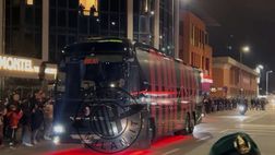 VIDEO, Milan-Como: pullman rossonero arrivato a San Siro | PM News