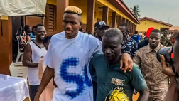 VIDEO Osimhen a Lagos, visita alla scuola elementare col Pallone d’oro africano
