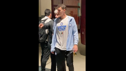 VIDEO / Inter, i giocatori cominciano a salire sul pullman scoperto: ecco Pavard