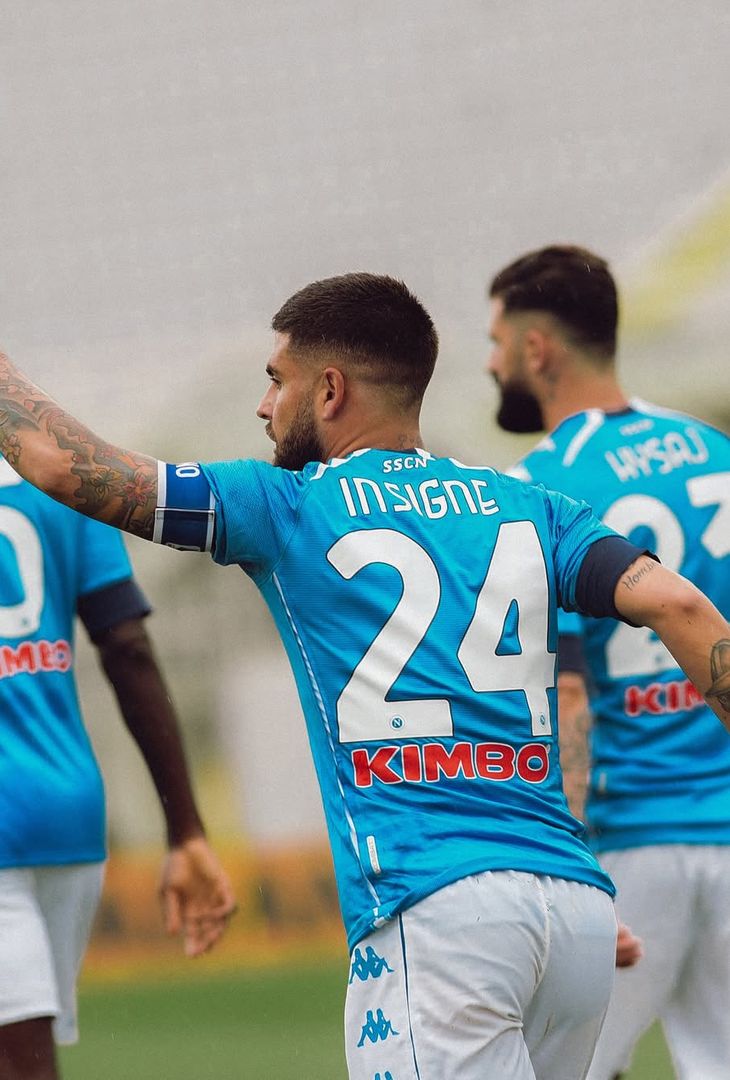 Poco più di 48 ore separano Fiorentina-Napoli dal suo fischio d'inizio. Valevole per la 3ª giornata di Serie A, la gara andrà in scena domani, sabato 13 settembre, alle 20:45. Nel frattempo, per smorzare l'attesa, l'account Instagram della società partenopea ha pubblicato un post composto da ben dieci fotografie, una per ogni battaglia che ha avuto per protagoniste, sotto i riflettori dello Stadio Artemio Franchi, la compagine gigliata e quella azzurra. Un viaggio che parte dalla stagione 2013/14 e che termina con lo scontro più recente: quello dell'annata 2024/25.