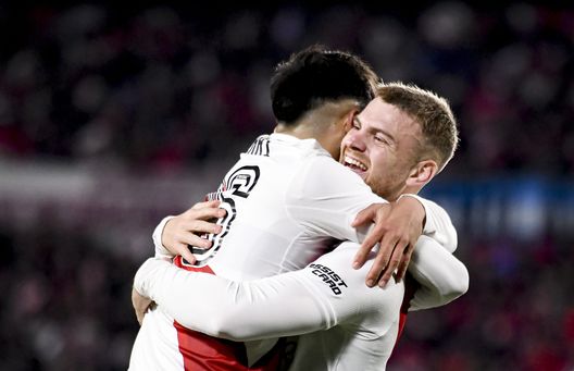 BUENOS AIRES, ARGENTINA - JULY 28: Lucas Beltran of River Plate celebrates with teammate Pablo Solari after scoring the team's first goal during the match between River Plate and Racing as part of Liga Profesional 2023 at Estadio Mas Monumental Antonio Vespucio Liberti on July 28, 2023 in Buenos Aires, Argentina. (Photo by Marcelo Endelli/Getty Images) Così segna Lucas Beltran: l’attaccante che sembra Icardi. Sorride anche Jovic- immagine 2