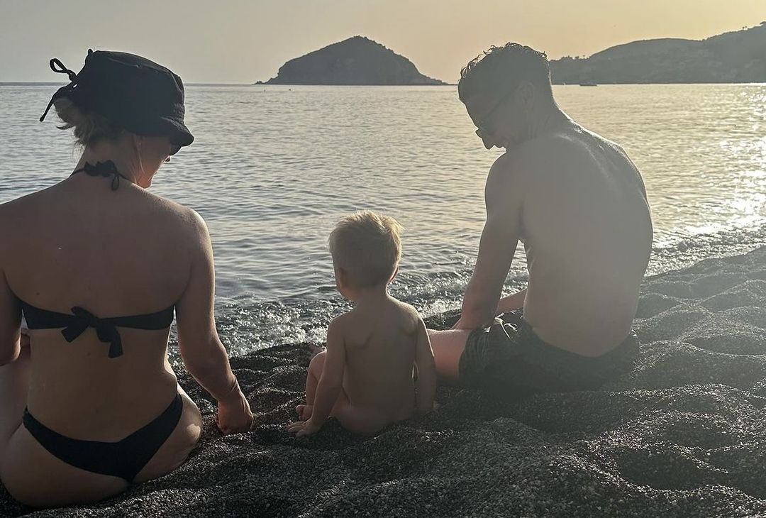 GALLERY Mertens in vacanza ad Ischia con Kat e il piccolo Ciro: le foto di famiglia- immagine 1