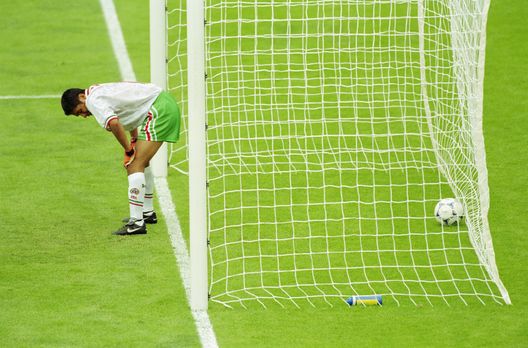 13 giugno 1998: Il portiere del Messico Jorge Campos si dispera mentre la Corea del Sud segna da un calcio di punizione durante la partita del gruppo E della Coppa del Mondo allo Stade Gerland di Lione, in Francia. Il Messico vinse poi per 3-1. Credito obbligatorio: Doug Pensinger /Allsport Sorpresa Jorge Campos, il 58enne ex portiere messicano si rimette guanti e scarpini- immagine 4