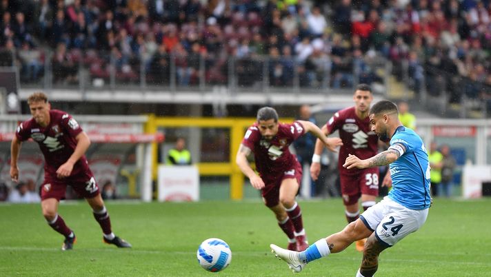 TURIN, ITALY - MAY 07: Lorenzo Insigne of SSC Napoli misses a penalty during the Serie A match between Torino FC and SSC Napoli at Stadio Olimpico di Torino on May 7, 2022 in Turin, Italy. (Photo by Valerio Pennicino/Getty Images) TURIN, ITALY - MAY 07: Lorenzo Insigne of SSC Napoli misses a penalty during the Serie A match between Torino FC and SSC Napoli at Stadio Olimpico di Torino on May 7, 2022 in Turin, Italy. (Photo by Valerio Pennicino/Getty Images)