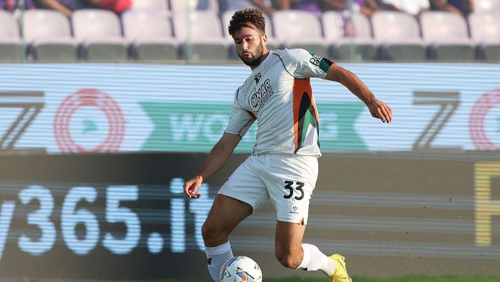 FLORENCE, ITALY - AUGUST 25: Marin Sverko of Venezia FC in action during the Serie match between Fiorentina and Venezia at Stadio Artemio Franchi on August 25, 2024 in Florence, Italy. (Photo by Gabriele Maltinti/Getty Images) Venezia, Sverko: “È il nostro miglior momento. Del Napoli ci preoccupa un fattore” - immagine 1