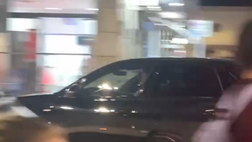 I calciatori azzurri sfilano via, tifosi delusi all’esterno del Maradona