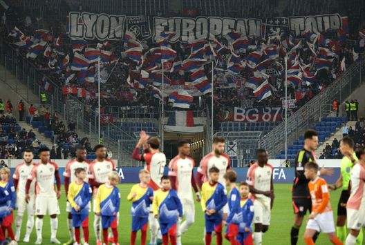Fans dell'Olympique Lione durante il match di UEFA Europa League 2024/25 League contro l'Hoffenheim del 7 novembre 2024 (Photo by Adam Pretty/Getty Images) John Textor sotto pressione: tre investitori minacciano cause legali per il caso Lione- immagine 3