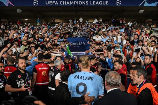 Festa grande di tutto il Manchester City per il Triplete: da Istanbul direttamente a Ibiza Festa grande di tutto il Manchester City per il Triplete: da Istanbul direttamente a Ibiza - immagine 1