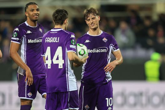 FIRENZE, ITALIA - 12 MARZO: Albert Gudmundsson dell’ACF Fiorentina reagisce durante la partita di andata degli ottavi di finale della UEFA Conference League 2025/26 tra ACF Fiorentina e Raków Częstochowa allo Stadio Artemio Franchi il 12 marzo 2026 a Firenze, Italia. (Foto di Gabriele Maltinti/Getty Images) Gudmundsson, casa svaligiata mentre era in campo: “Offro ricompensa per chi ha informazioni”- immagine 2