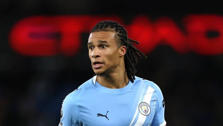 Calciomercato, tre piste per il nuovo difensore del Milan: l'ultimo nome è quello di Aké