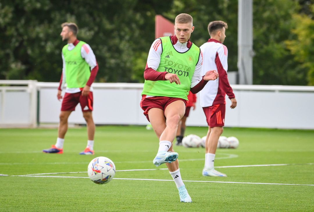 Roma, primo allenamento in Inghilterra per Dovbyk – FOTO GALLERY - immagine 19