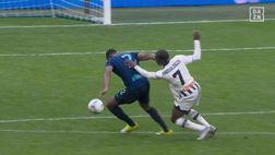 OPEN VAR – Dumfries, clamoroso Var: “C’è contatto, lo chiamiamo?” Poi cambiano idea. E Zielinski…