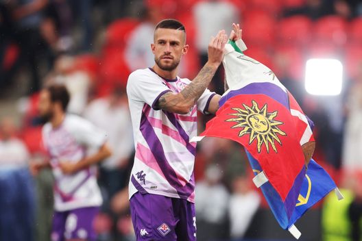 PRAGUE, CZECH REPUBLIC - JUNE 07: Cristiano Biraghi of ACF Fiorentina applauds the fans during warm up prior to the UEFA Europa Conference League 2022/23 final match between ACF Fiorentina and West Ham United FC at Eden Arena on June 07, 2023 in Prague, Czech Republic. (Photo by Alex Grimm/Getty Images) Una Fiorentina da rinnovare: da Biraghi a Kouamè, la lista è lunga- immagine 2